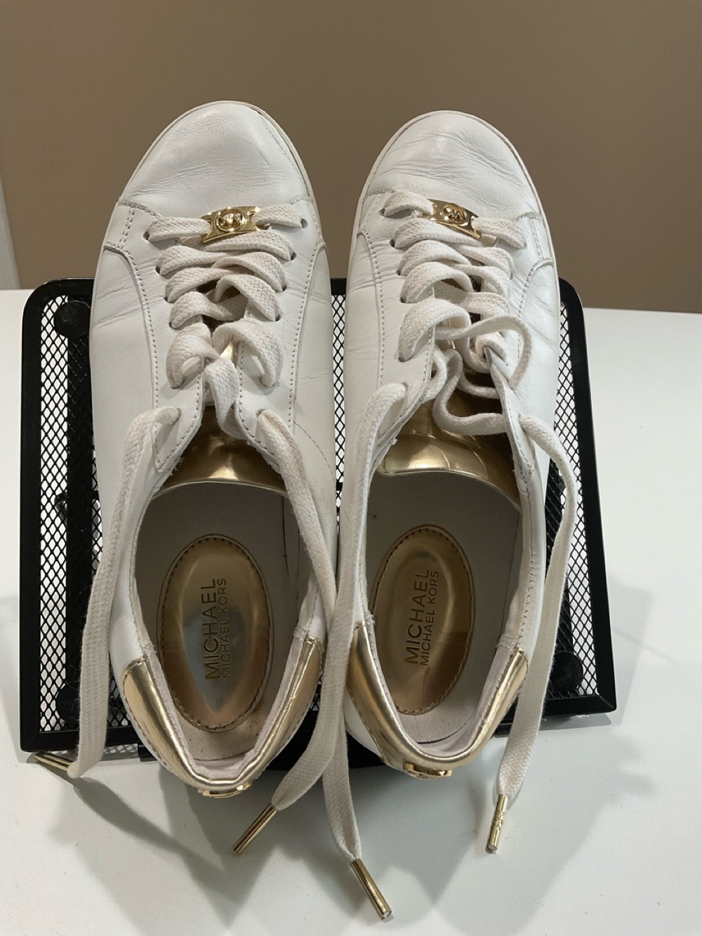 🍏 MK White Leather With Gold Hardware, Size 7.5